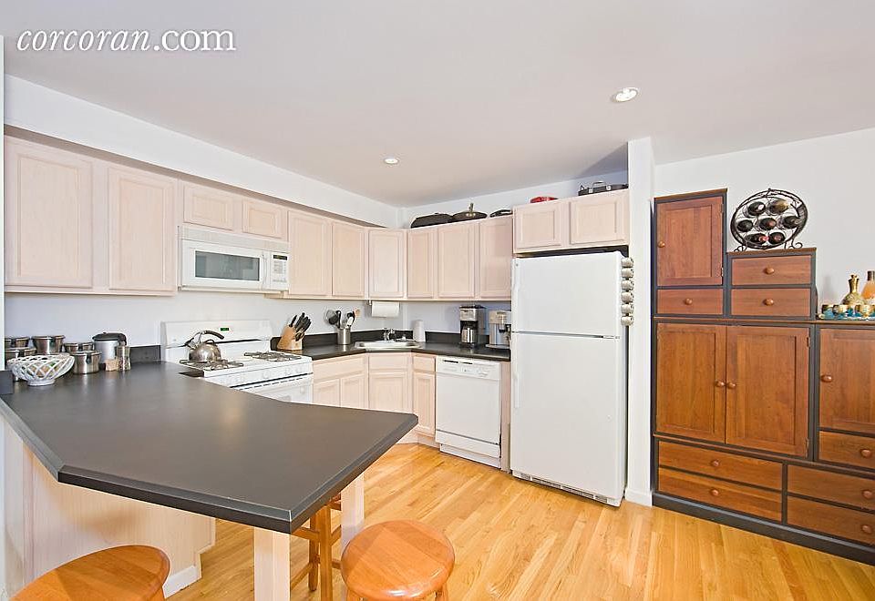 2nd image of 754 E 6th St APT 4E
