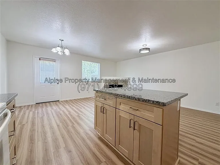 210 NW Connell Ave — Photo 10