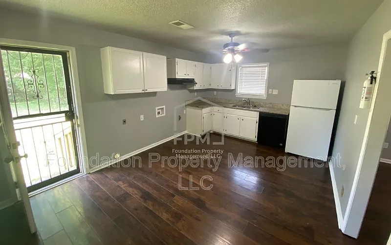 3 bed, 1.0 bath, 1080 sqft, $1,350 — Photo 3
