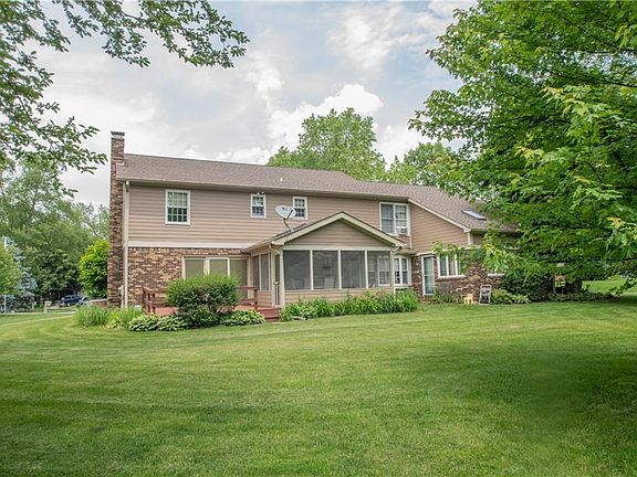 5th image of 726 Saint James Pl