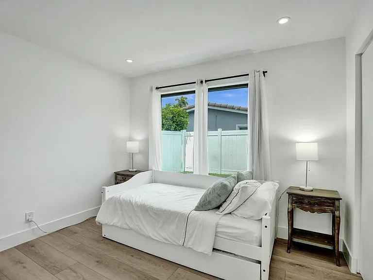 1001 SE 13th Ct — Photo 31