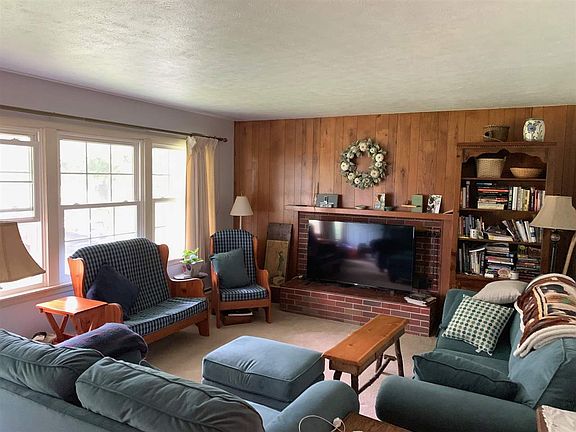 3rd image of 8 Woodmere Dr