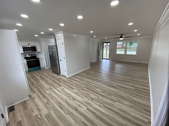 3rd image of 1745 College Dr