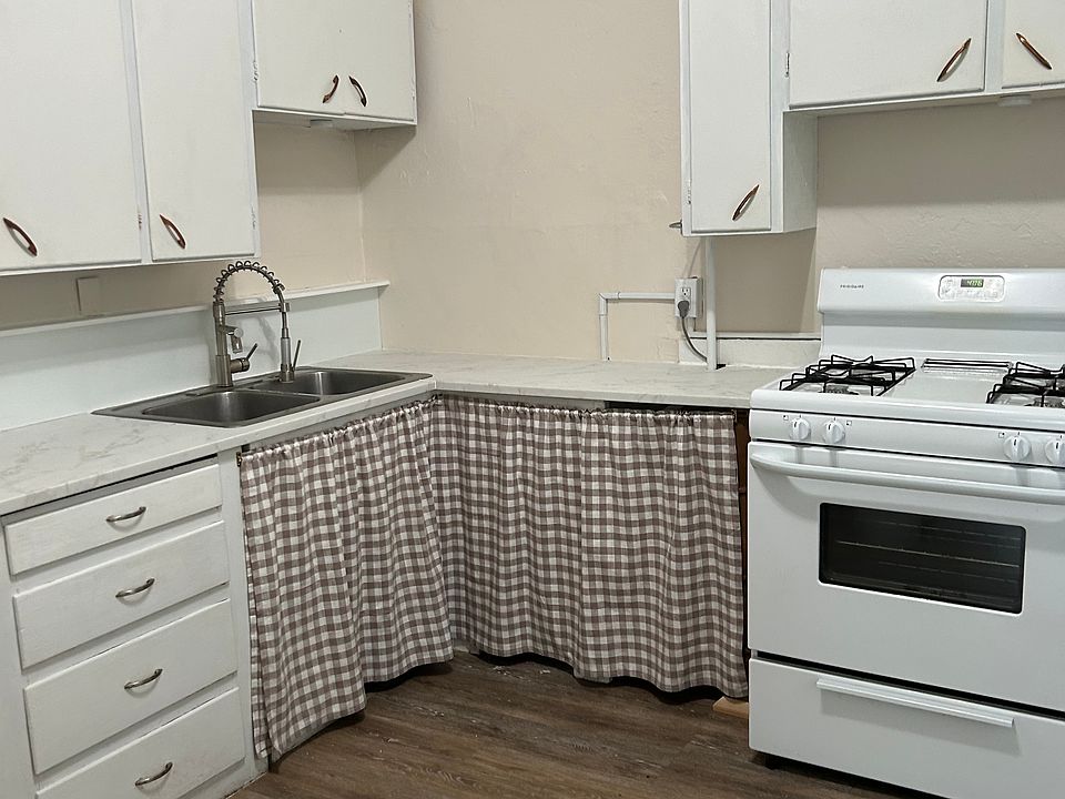 Brand new countertops
Gas Range
