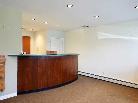 2nd image of 409 Lindell Blvd