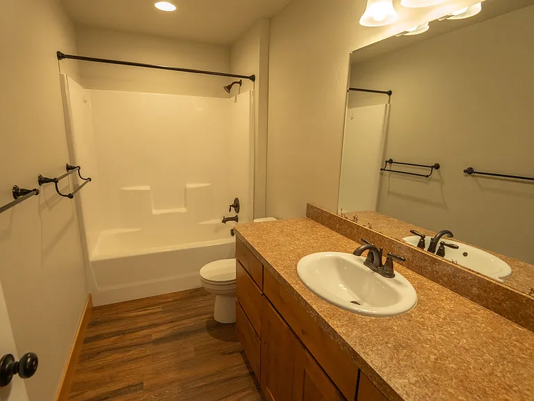 Upstairs Full Bathroom