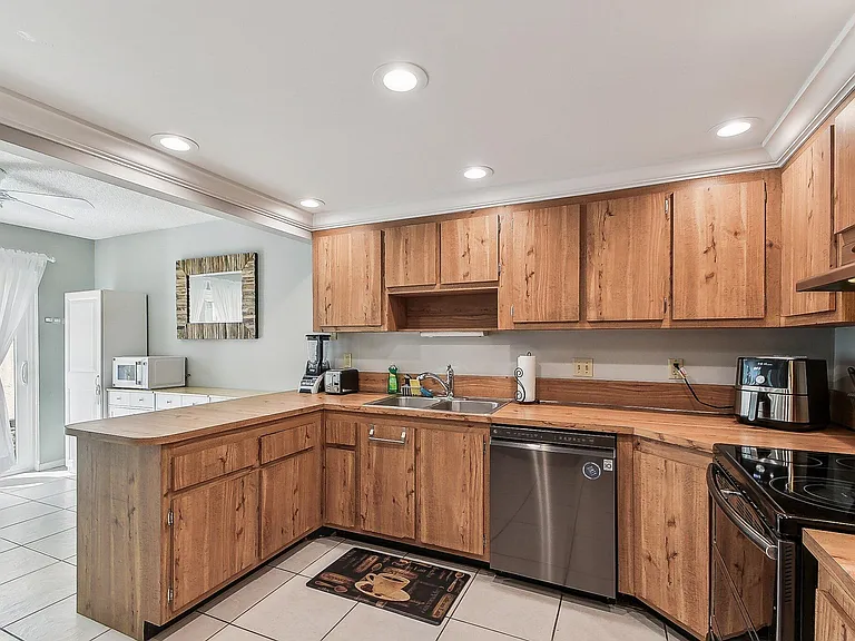 11063 Oakdale Rd — Photo 4