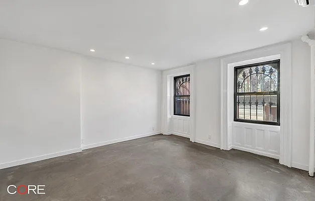 Rented by CORE | media 9