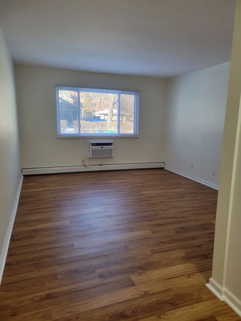Division Apartments — Photo 4