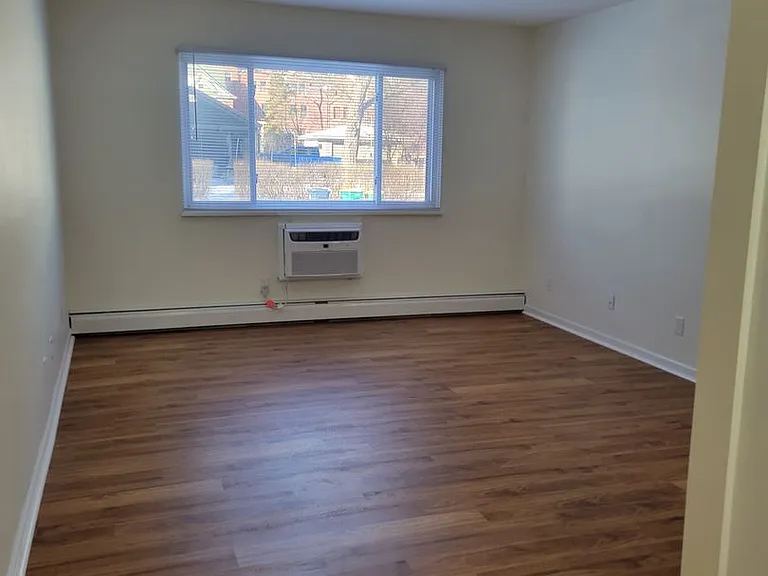137 E Division St — Photo 4