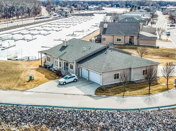 905 Southport Loop, Bismarck, ND 58504