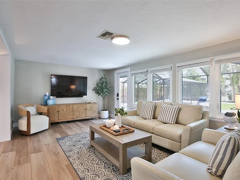 211 Island Cir — Photo 4