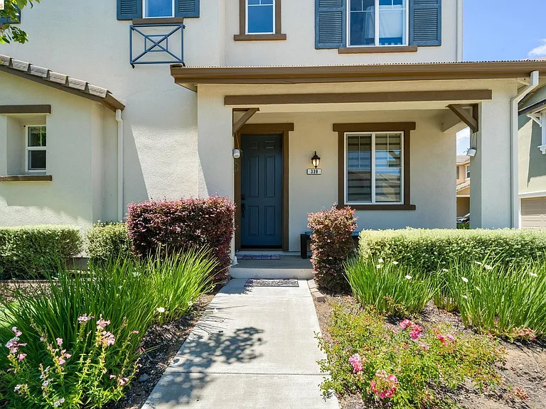 339 Emory Ct — Photo 3