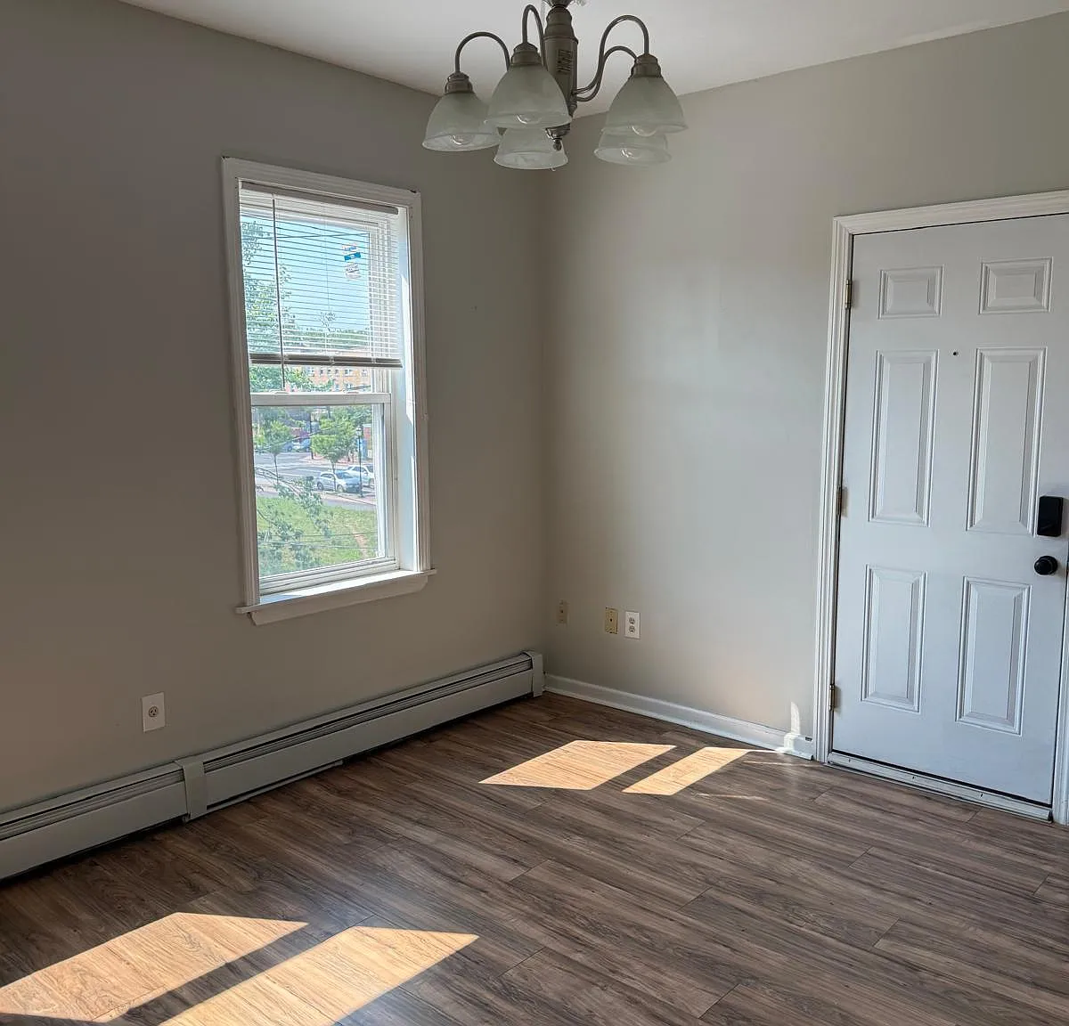 3 bed, 1.0 bath, 1144 sqft, $1,600 — Photo 1