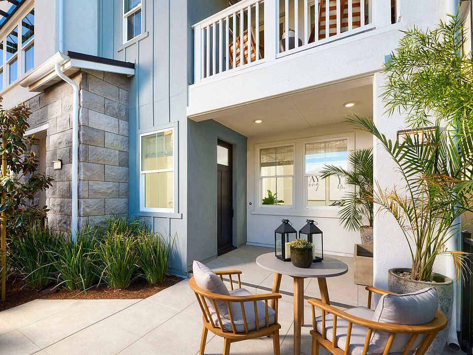 Front Exterior Courtyard