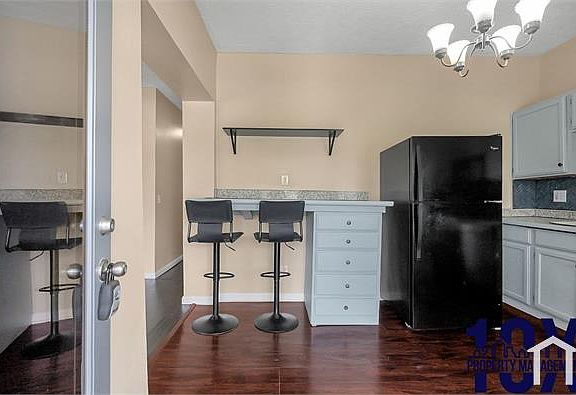 5th image of 1652 Summit St Unit A