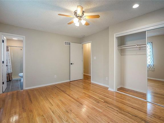 4th image of 13736 Applewood Dr