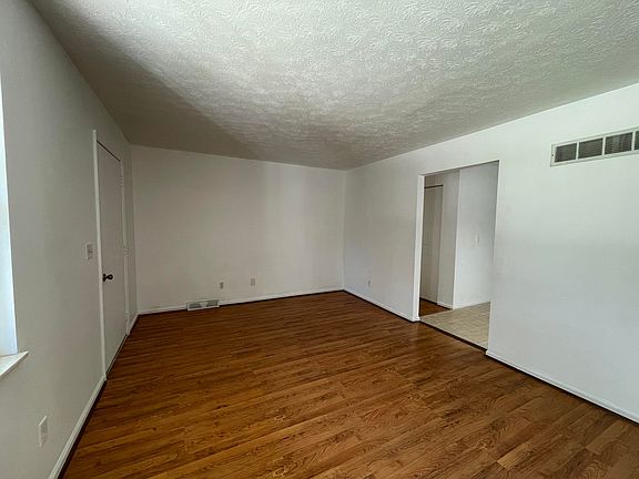 LIVING ROOM IMG_3067