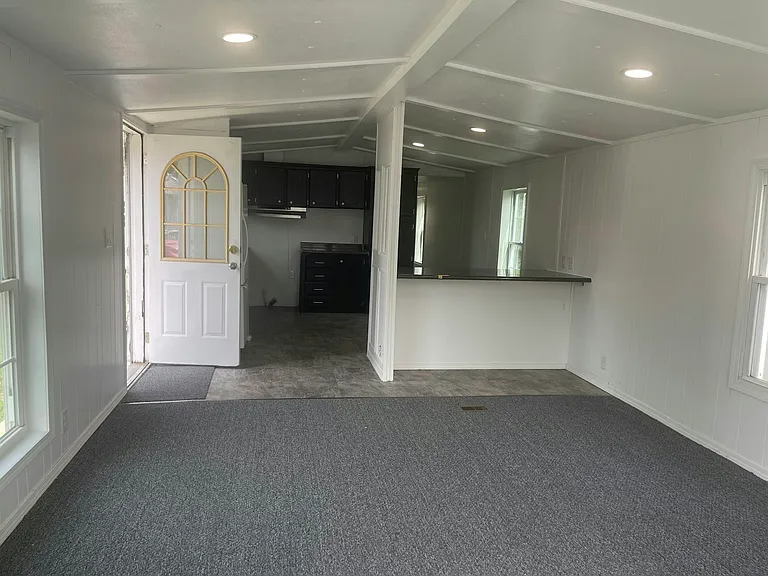 2713 Everett Dr — Photo 2