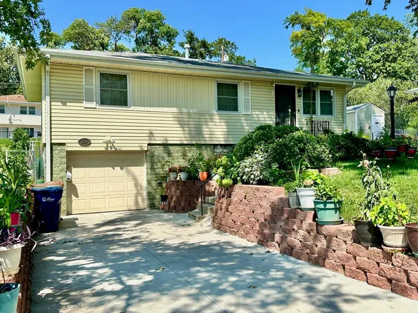 2106 Pleasantview Ln, Bellevue, NE 68005