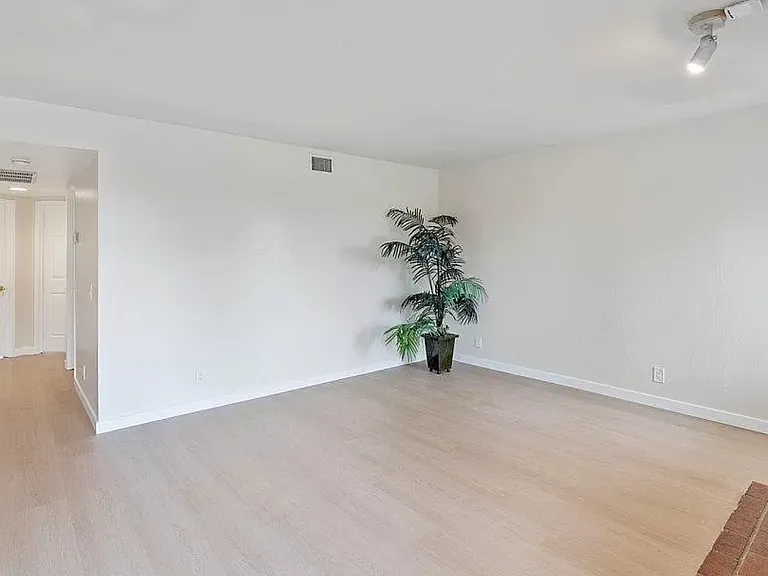 6055 Estelle St #7 — Photo 2