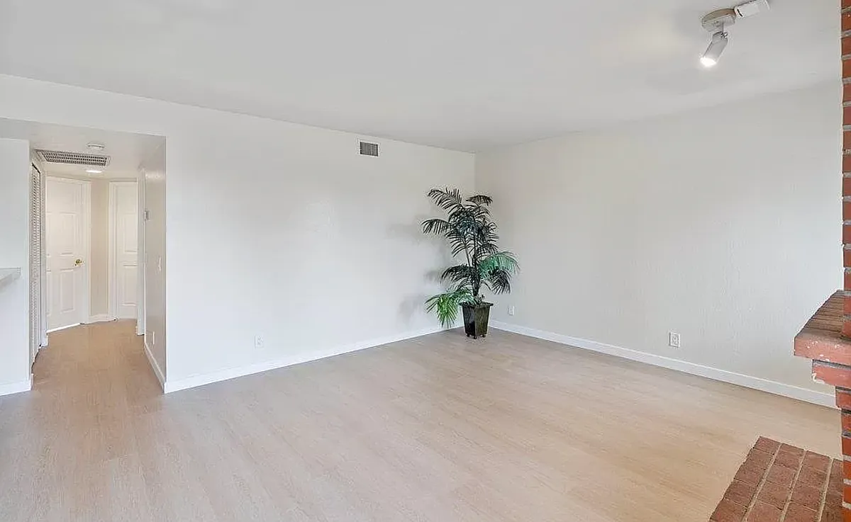 Building Photo - 6055 Estelle St #7