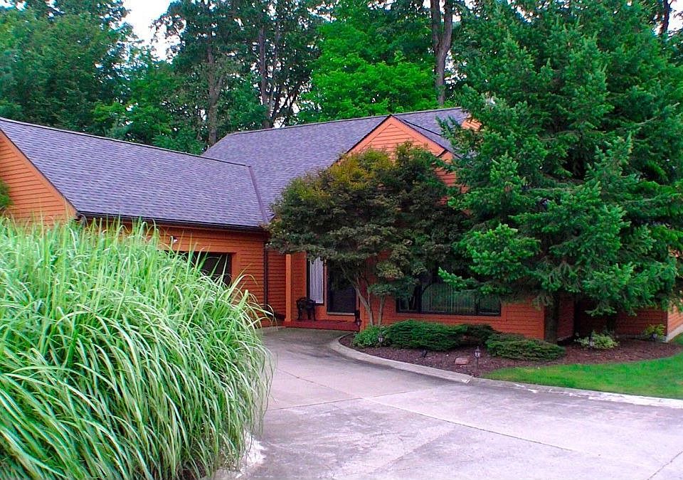 1st image of 940 Hemlock Ln