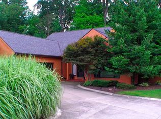 940 Hemlock Ln, Sagamore Hills, OH 44067