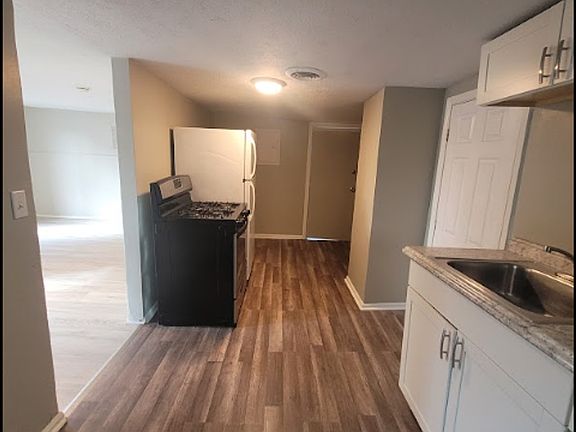 3rd image of 2606 Queen Ave #3