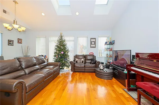 Sold by Remax Edge | media 6