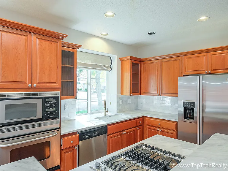 504 NE Caden Ave — Photo 4