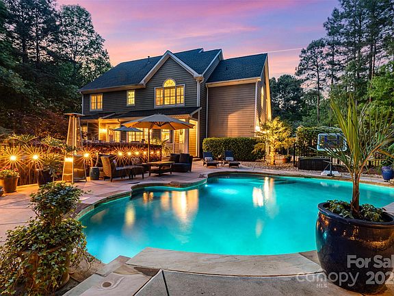 2nd image of 124 Grove Creek Ln