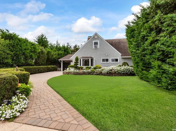 16 Meeting Lane, Hicksville, NY 11801