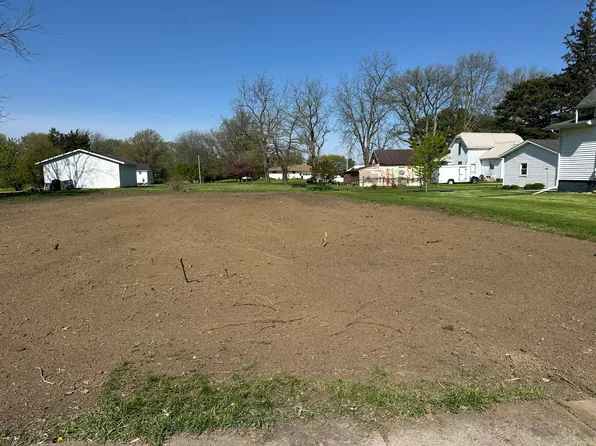455 W 3rd St, Woodhull, IL 61490