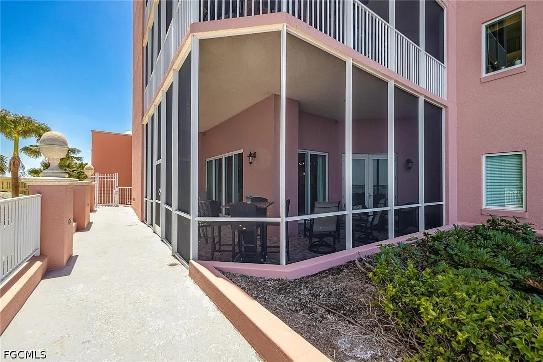 3 bed, 2.0 bath, 1602 sqft, $2,100 — Photo 1