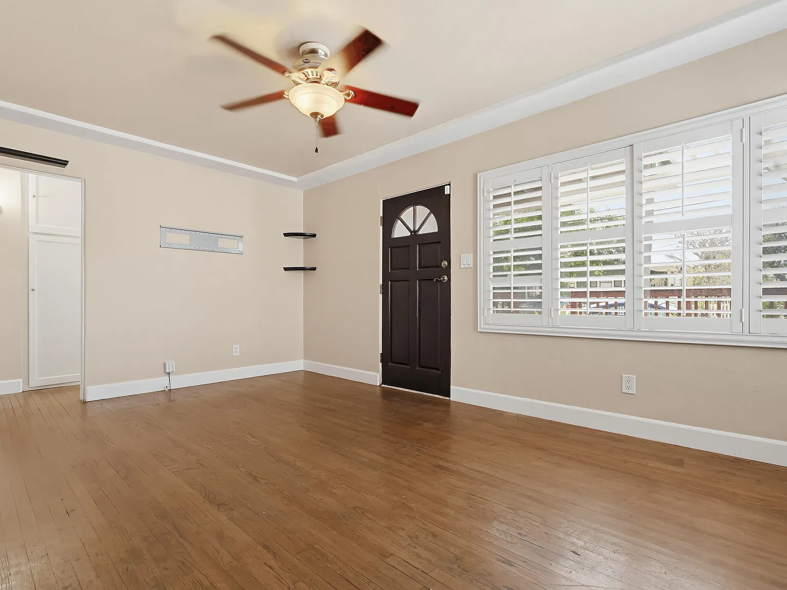 3 bed, 900 sqft, $3,950 — Photo 4