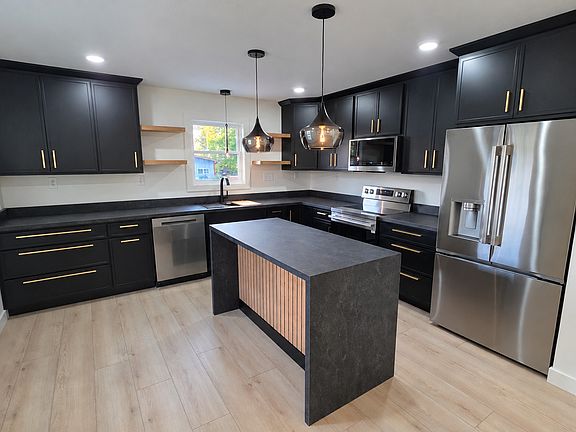 3rd image of 302 Moore St