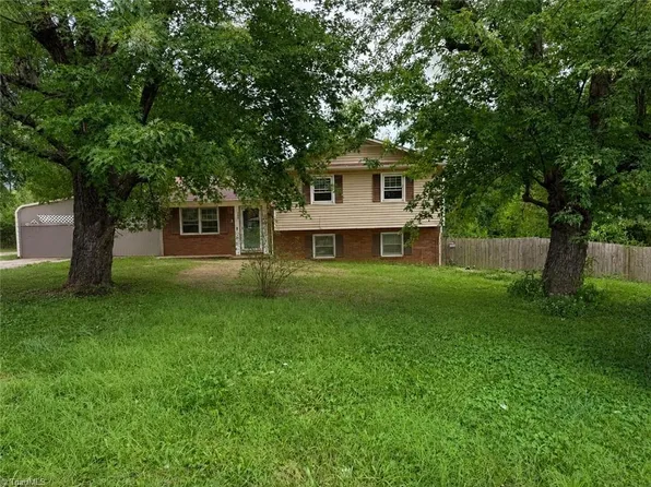 109 Dewsberry Rd, King, NC 27021