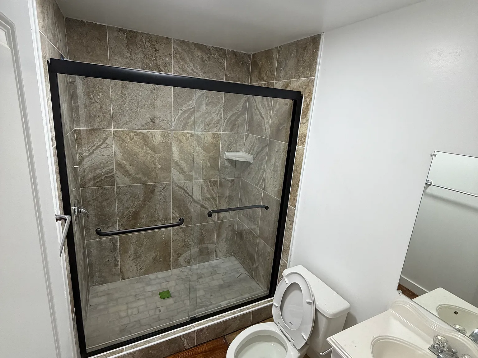 3 bed, 1100 sqft, $1,650 — Photo 2