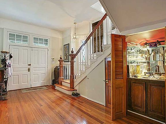 2nd image of 3212 Desoto St