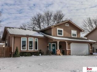 307 Overland Trl, Papillion, NE 68046