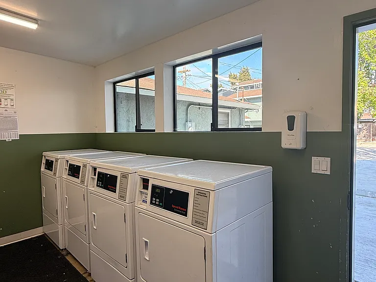 Los Arboles Apartments — Photo 9