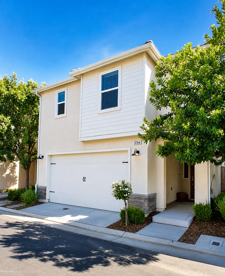 Modern 3-Bedroom, 2.5-Bath In Clovis! **Solar Included - Pge Savings** — Photo 1