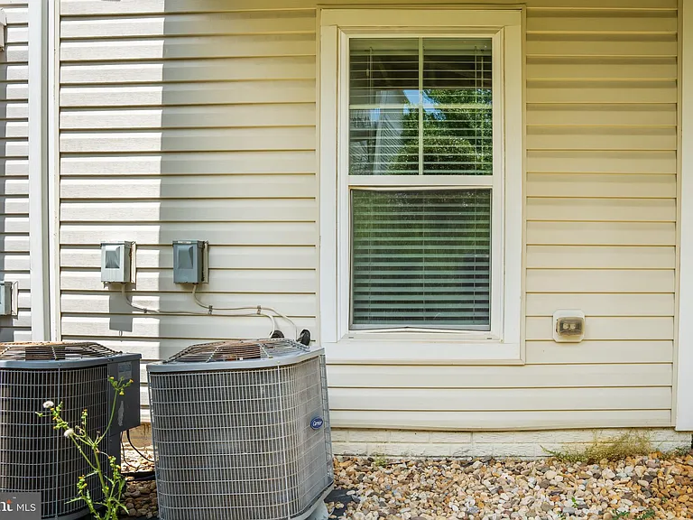 42243 Canary Grass Sq — Photo 78