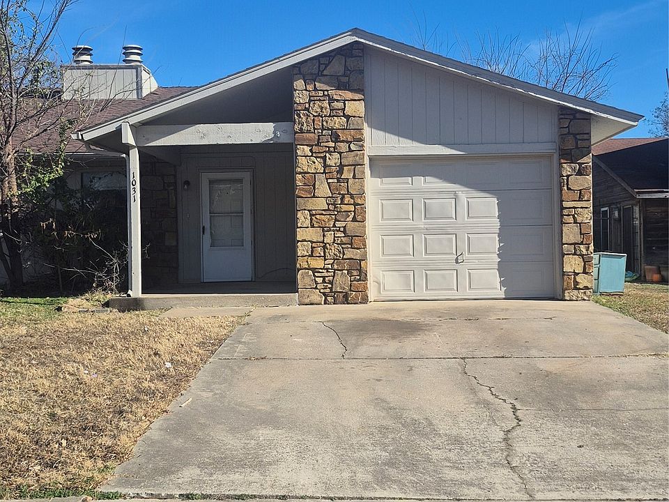 1st image of 1031 N Oak Ct