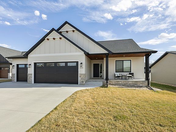2nd image of 1834 Fox Hill Cir