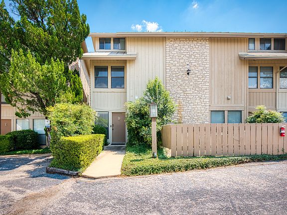 2nd image of 704 Horseshoe Bay Blvd #D