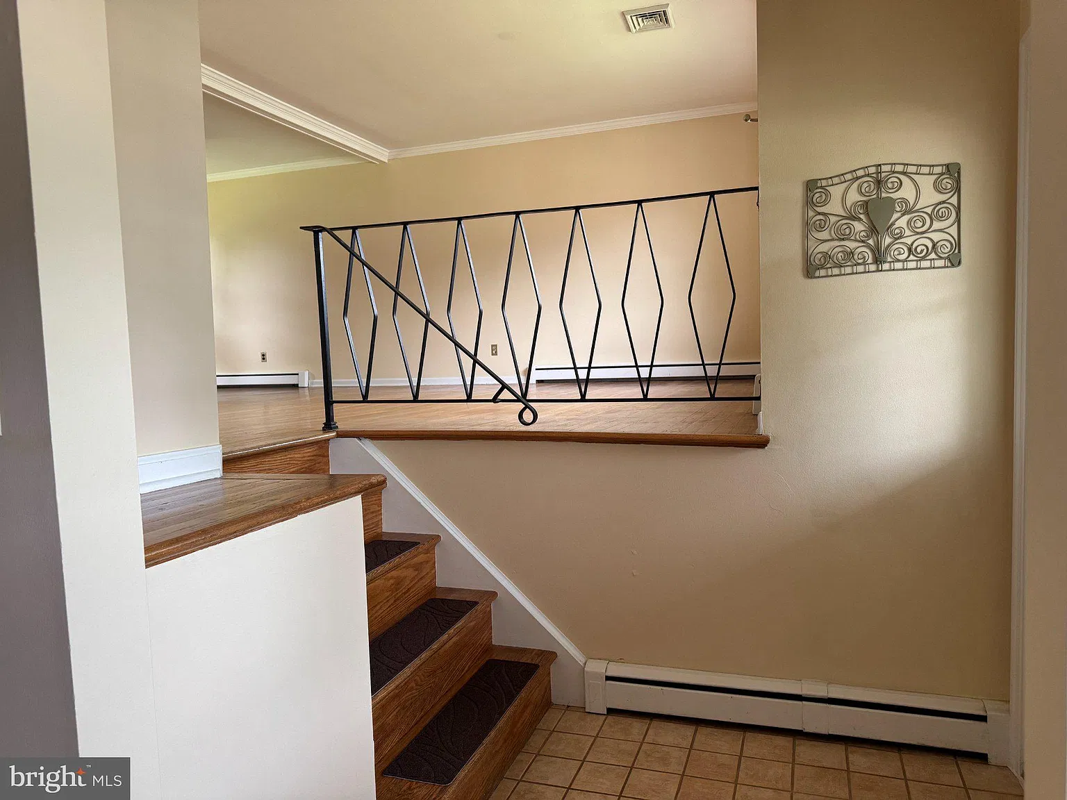 4 bed, 1.5 bath, 2465 sqft, $2,375 — Photo 2