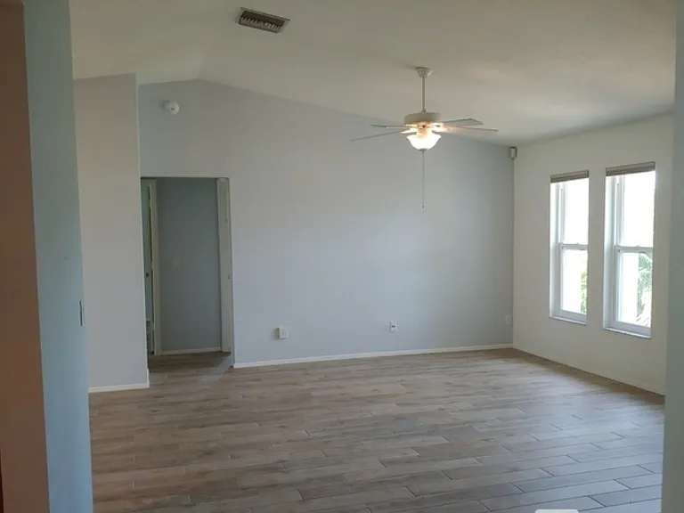 1005 SW 33rd Ter — Photo 3