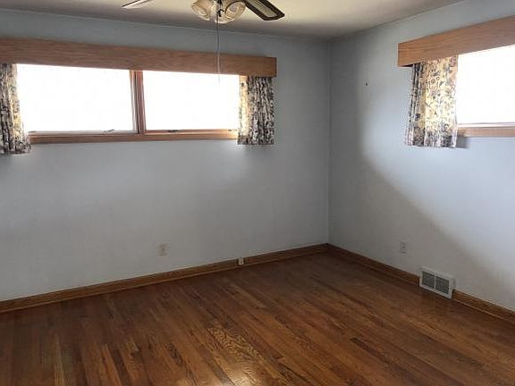 4th image of 157 Myrtle Ave